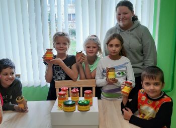 SAC "Cerība" bērni mācās vārīt ābolu ievārījumu